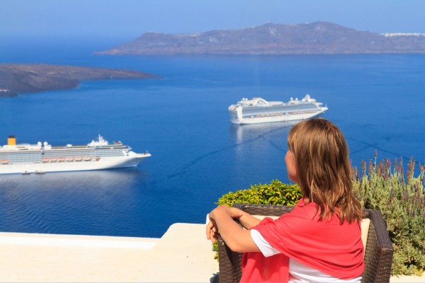 femme en grece avec ferrys
