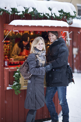 Copule_at_christmas_market_Old_town_Photo_Henrik_Trygg_Low-res